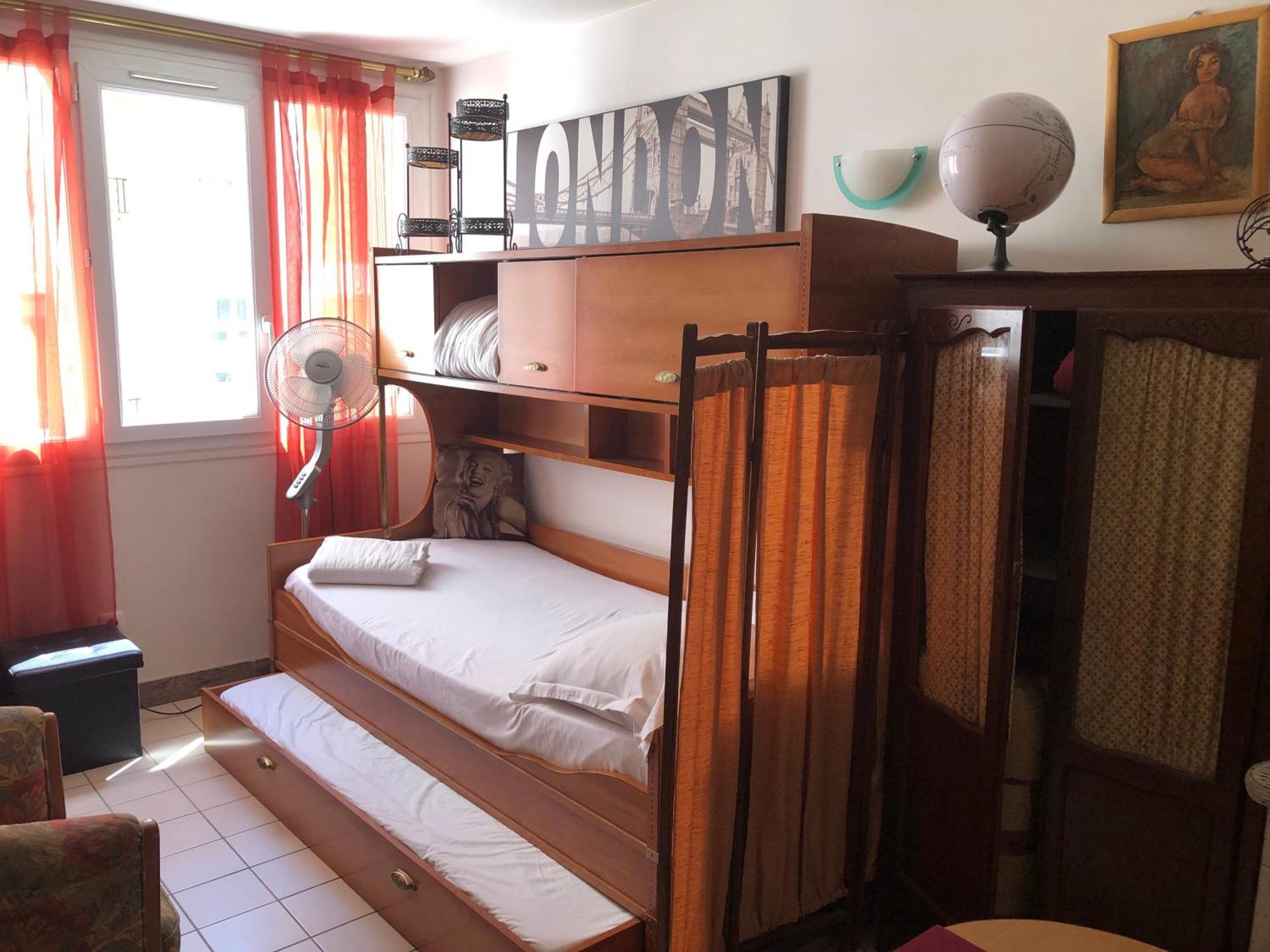 Studio Pigalle De 25 M2 - 2 Lits Simples Type Gigogne Pour 2 Personnes - Quartier Touristique De Paris - 2 Minutes De La Station Metro Pigalle ,Petit Train Vers La Butte Montmartre-Cabaret Moulin Rouge A 200 M,Cabaret Chez Michou-Restaurants-Saunas Παρίσι Εξωτερικό φωτογραφία